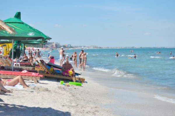 Scos fără suflare din mare, resuscitat de angajaţii Ambulanţei
